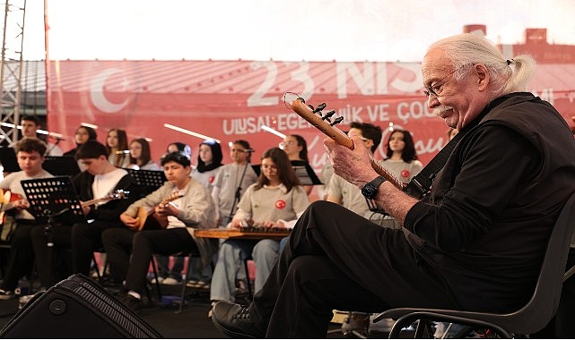 Usta Sanatçı Cahit Berkay Gençlerle Aynı Sahneyi Paylaştı